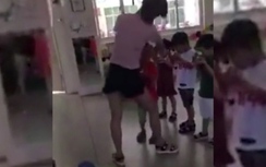 Phẫn nộ cảnh giáo viên dán băng dính vào miệng các bé mầm non